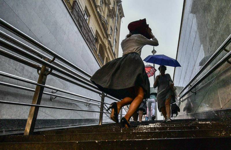 Москвичей предупредили о сильном дожде и ветре до конца воскресенья