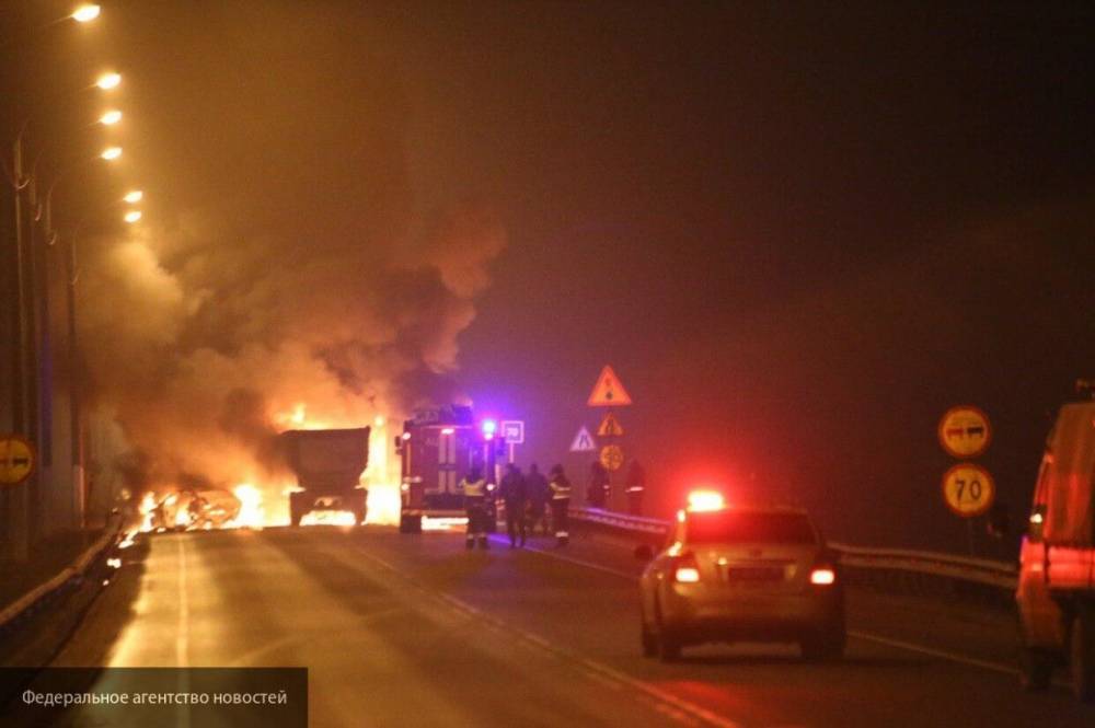 Водитель и пассажир "Лады" сгорели в автомобиле на трассе под Саратовом