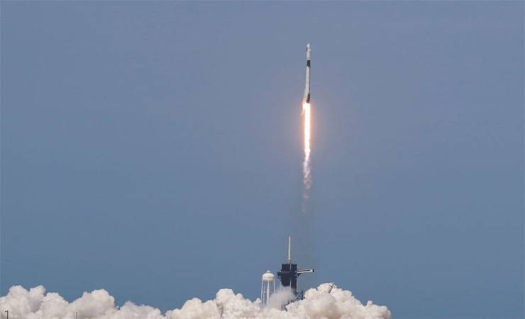 Ракета Falcon с астронавтами успешно стартовала к МКС
