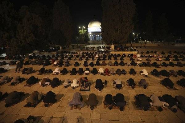 Сотни тысяч мусульман пришли в мечети в Саудовской Аравии и Иерусалиме