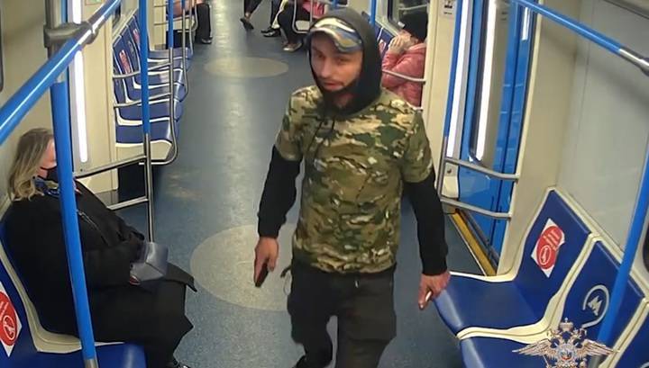 Мужчина угрожал пассажирам московского метро пистолетом и ножом. Видео