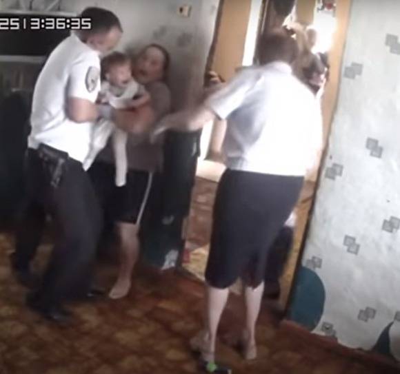 Прокуратура проверяет жестокое изъятие детей из семьи в Оренбургской области