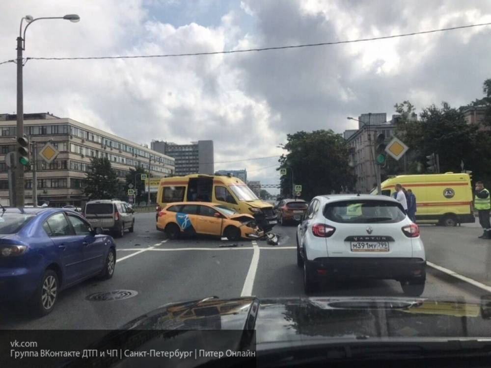 Шесть человек получили травмы в результате массового ДТП с такси в Москве