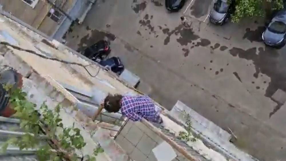 Москвичку, которая чуть не сорвалась с балкона восьмиэтажки, спасли сотрудники МЧС.