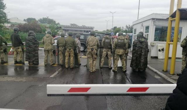 На границе с Венгрией – столкновения: водители перекрыли КПП "Тиса"