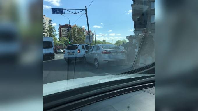 Два автомобиля столкнулись на перекрестке Дачного и Новаторов