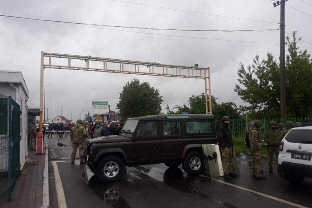 На границе с Венгрией водители заблокировали КПП "Тиса"