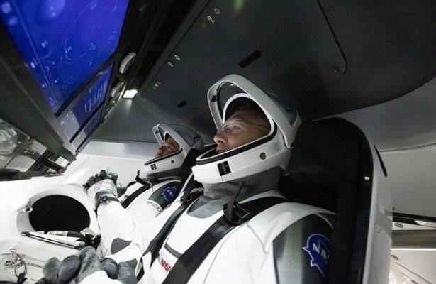 Космический корабль Crew Dragon с двумя астронавтами на борту вышел на орбиту