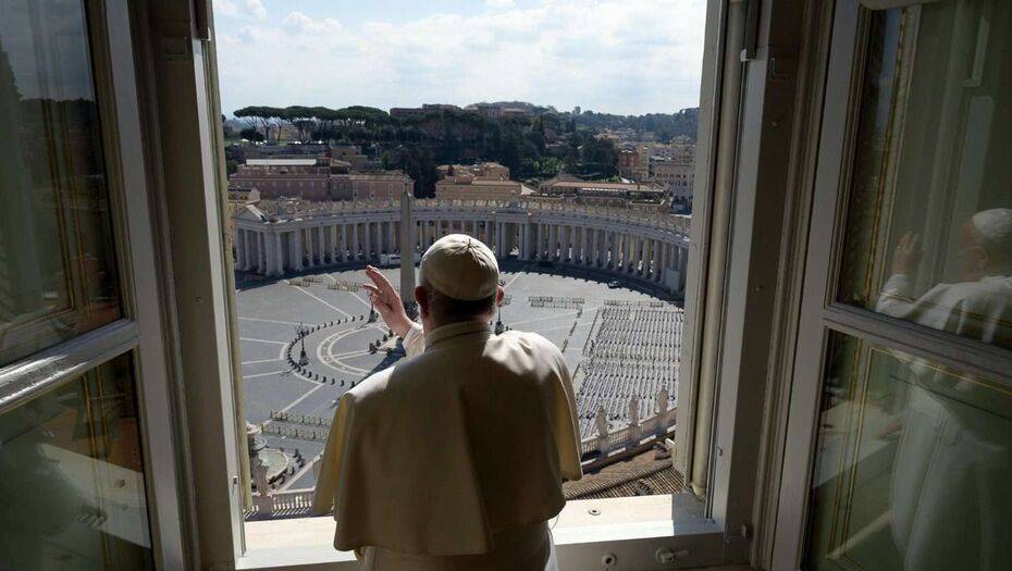Папа Римский впервые за три месяца обратился к верующим из окна дворца