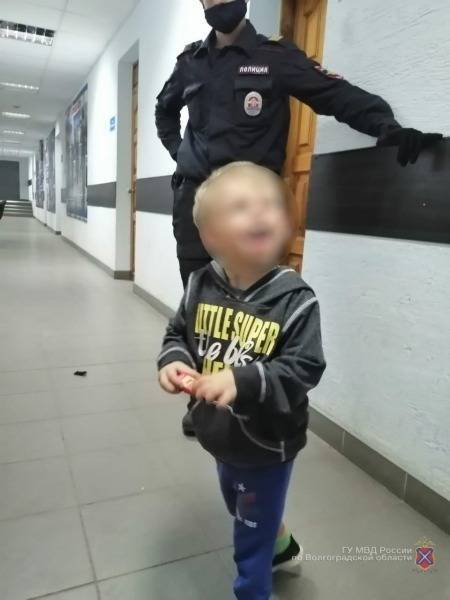 В Волгограде мать попросила прохожую присмотреть за сыном на улице и скрылась