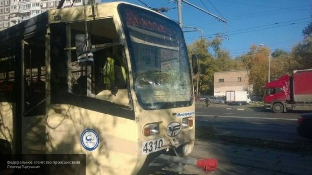 Трамвай сошел с рельсов и врезался в киоск в Ульяновске
