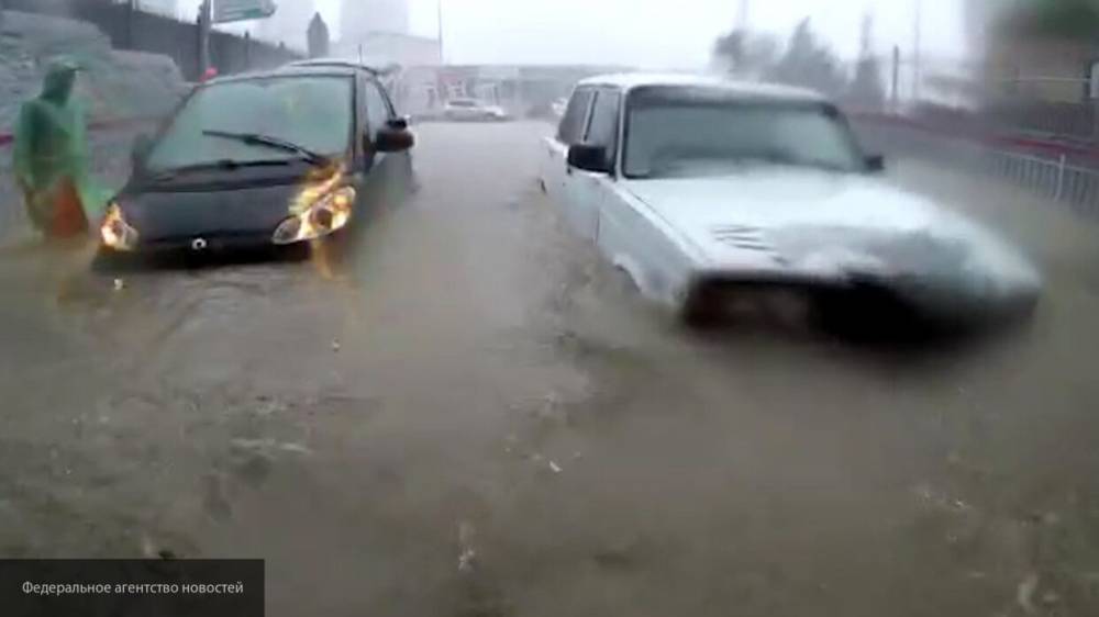 Появилось видео с места ливневого "заплыва" водителей в Москве