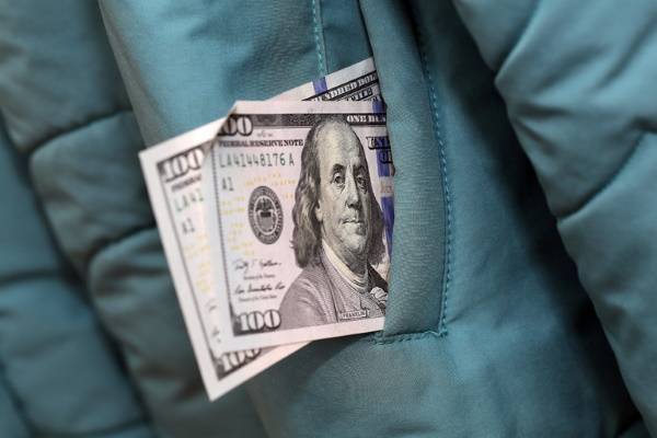 Финансовый эксперт объяснил повышенный спрос на наличную валюту у россиян