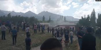 В СГБ прокомментировали инцидент на узбекско-кыргызской границе. Жители двух кишлаков забросали друг друга камнями