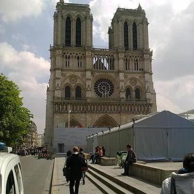 Власти Парижа через полчаса откроют для посещения площадь перед собором Нотр-Дам