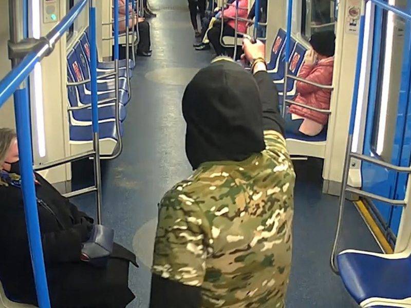 Неадекватный мужчина угрожал пассажирам московского метро ножом и пистолетом