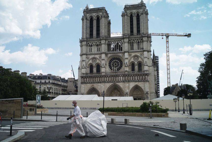 Площадь перед собором Парижской Богоматери вновь открывается для посещения после очистки от свинца