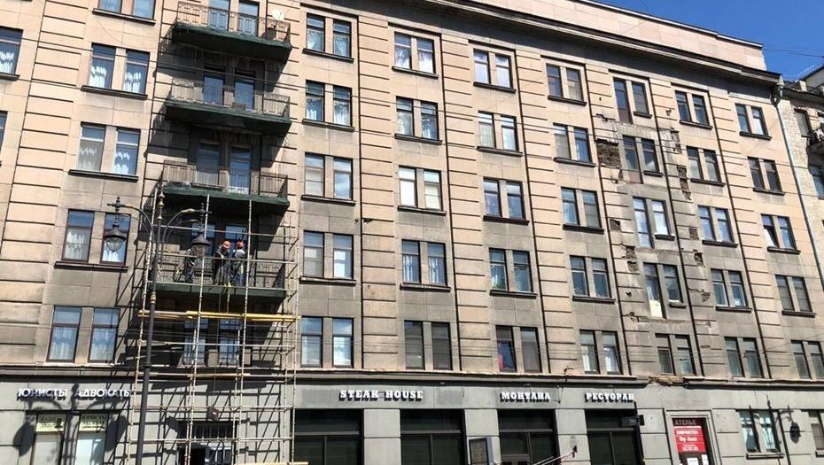 В Петербурге начали демонтаж балконов на Кирочной
