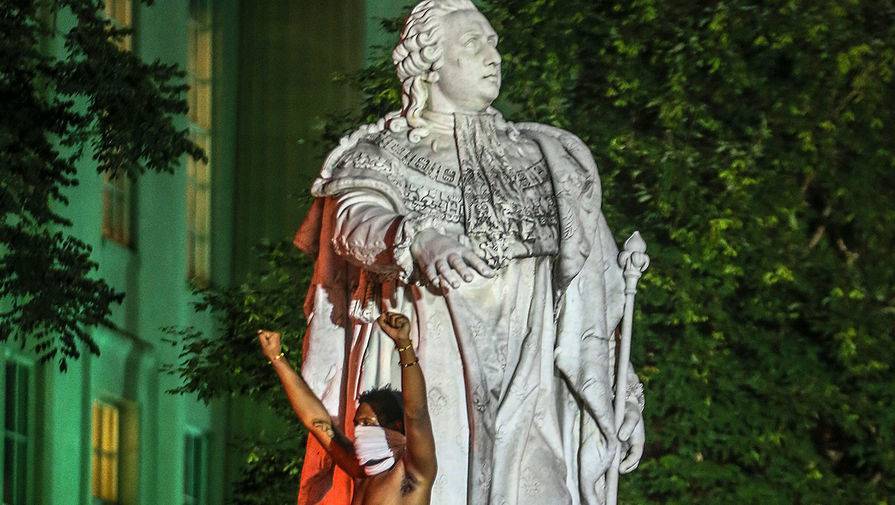 Протестующие в Кентукки повредили статую Людовика XVI
