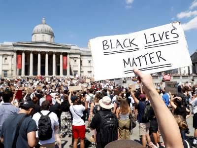 Сотни людей протестуют в Лондоне против полицейского насилия в США