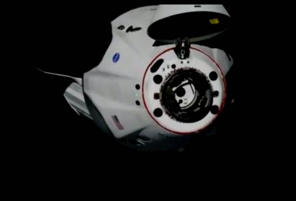 Crew Dragon с астронавтами на борту совершил стыковку с МКС — видео