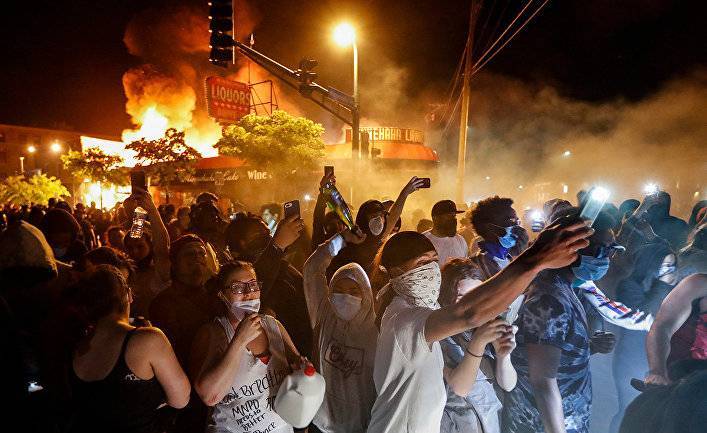 Джордж Флойд: массовые протесты и беспорядки охватили США, а власти крупных городов ввели комендантский час (The Guardian, Великобритания)