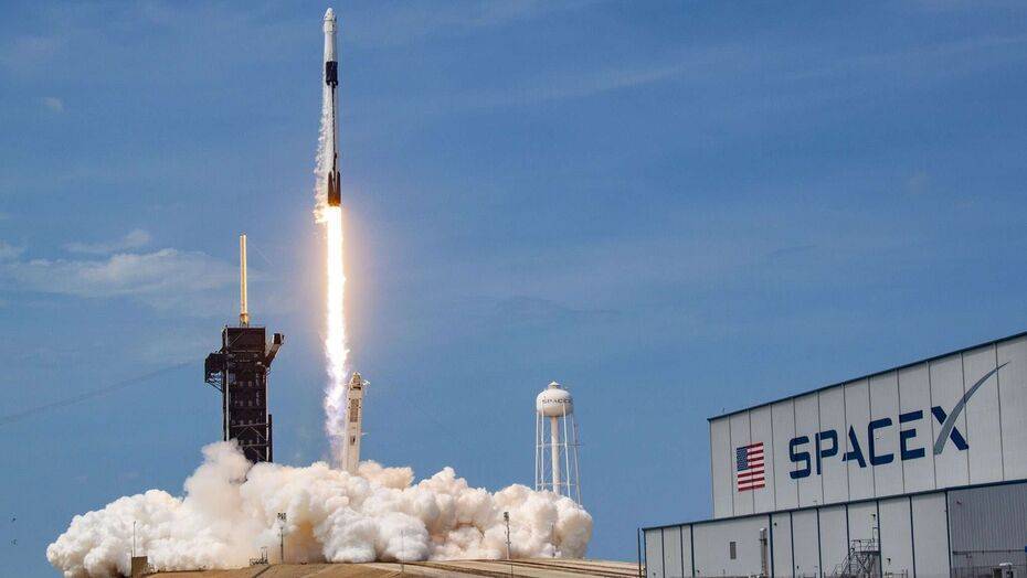 Crew Dragon компании SpaceX с астронавтами на борту пристыковался к МКС