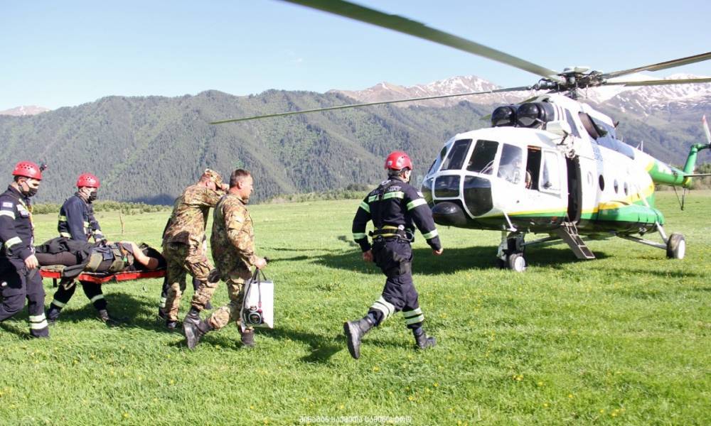 Спасатели на вертолете эвакуировали пострадавшую туристку из Тушетии