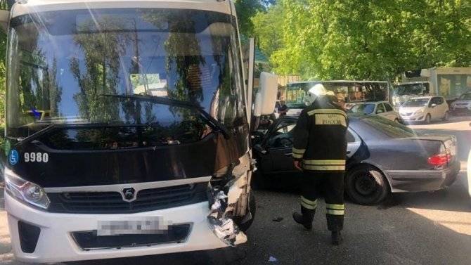 В ДТП с автобусом в Сочи пострадал человек