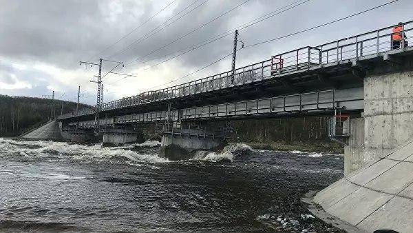 Под Мурманском половодье повредило железнодорожный мост