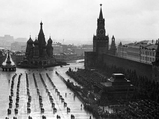 Стало известно, почему парад Победы принимал Жуков, а не Сталин
