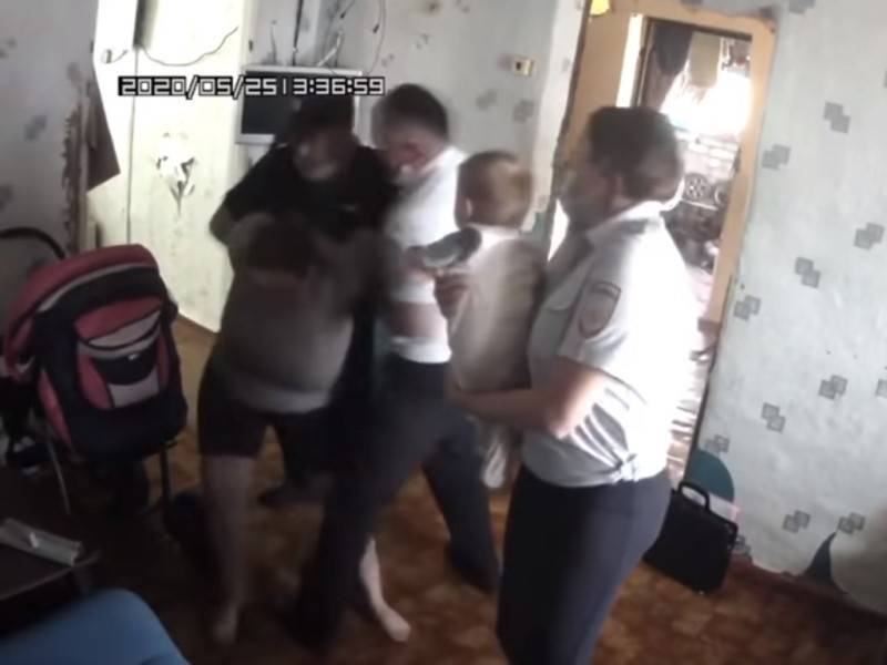 В Оренбурге у родителей отняли детей из-за угрозы обрушения крыши дома