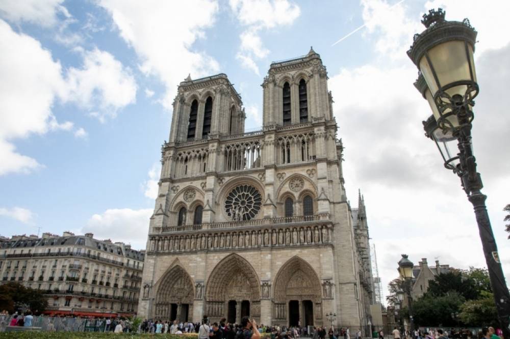 В Париже снова открыли площадь перед собором Нотр-Дам: Это произошло впервые после пожара