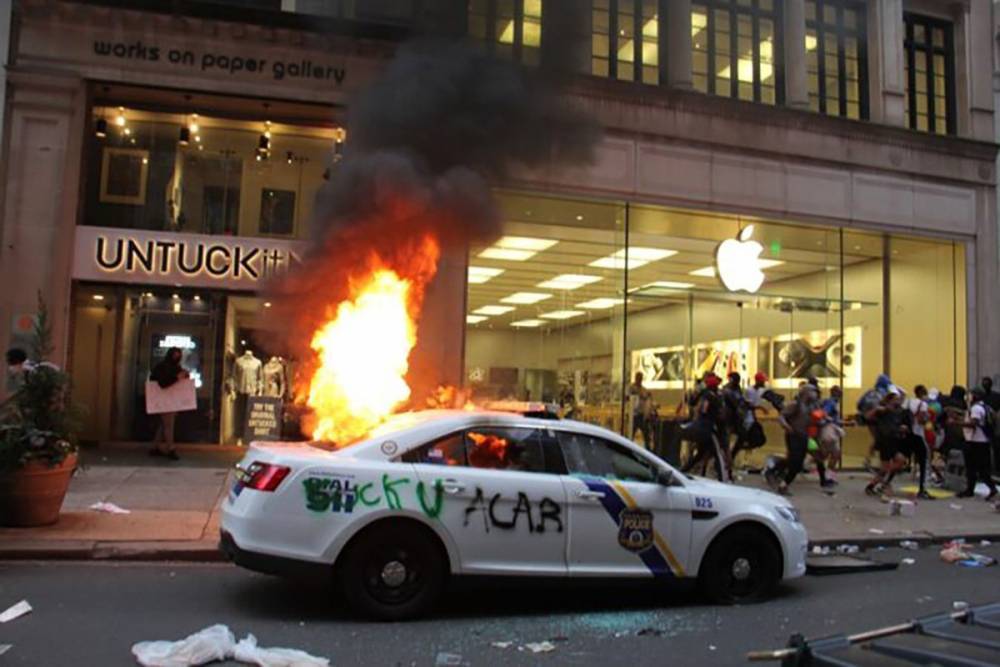 Вакханалия в США: мародеры грабят магазины Apple – шокирующие видео