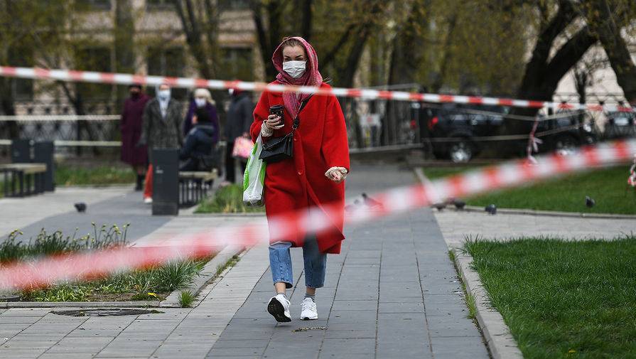 В парках Москвы нанесли разметку для соблюдения дистанции
