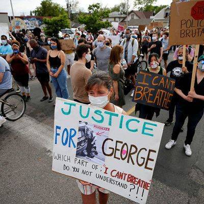 Тысячи человек приняли участие в акциях протеста в Лондоне после смерти афроамериканца Джорджа Флойда