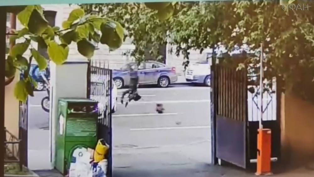 ФАН публикует видео столкновения байкера с иномаркой в Петербурге