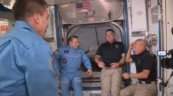 Командир экипажа Crew Dragon ударился головой при переходе на МКС