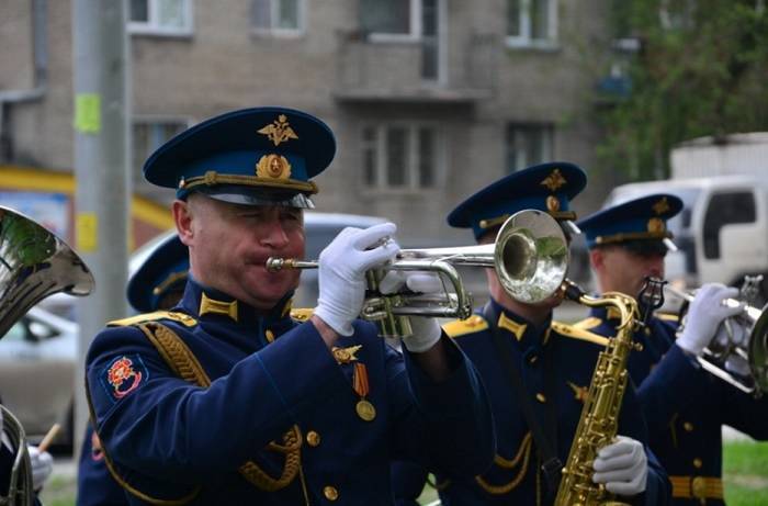 Военные провели онлайн-парад для кемеровского ветерана