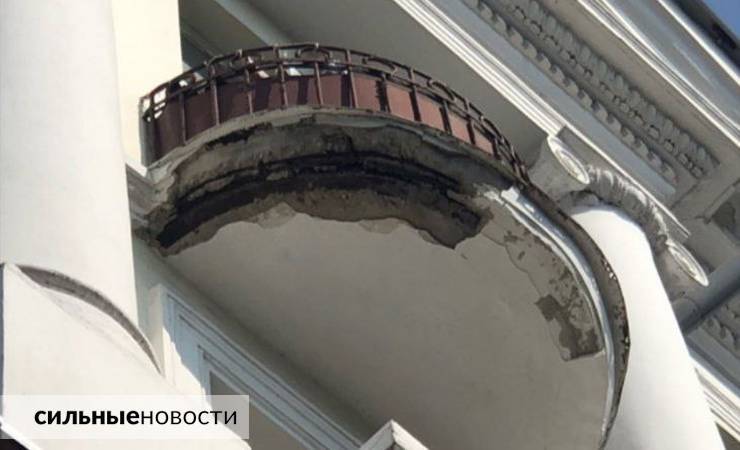В центре Гомеля со старого балкона уже несколько лет падают булыжники. Будьте осторожны!