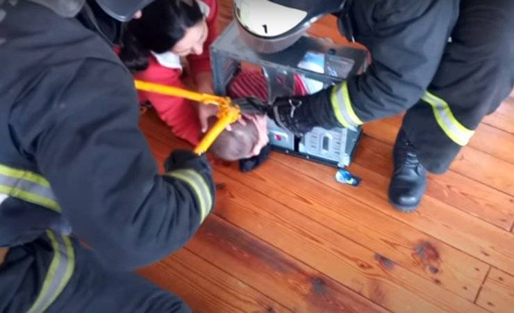 В Калинковичах 3-летний ребенок засунул голову в «системник» и застрял — видео