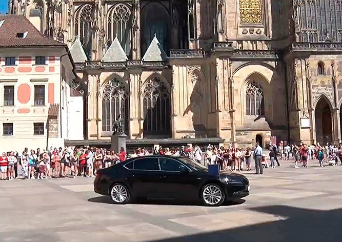 Президент Чехии пересел на новую Škoda Superb