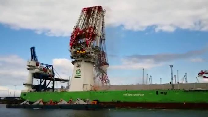 Момент обрушения крупнейшего портового крана попал на видео - piter.tv - Китай - Германия - Казань - Росток