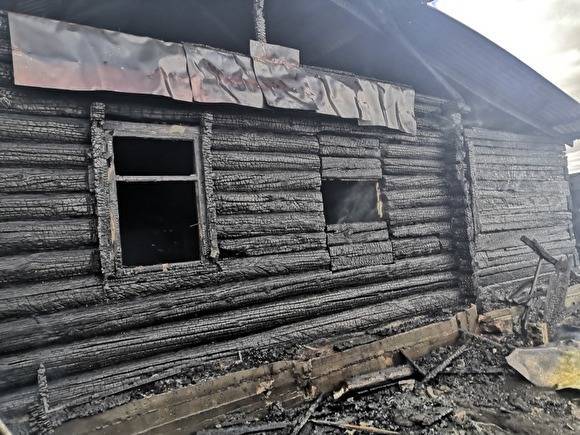 В Челябинской области пожар уничтожил два частных дома. Погибли три человека