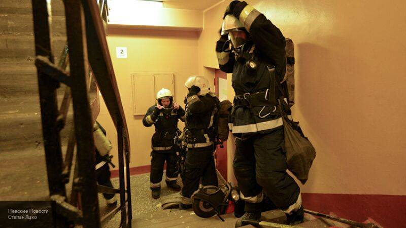 Два человека погибли при крупном пожаре на цокольном этаже дома в Рязани