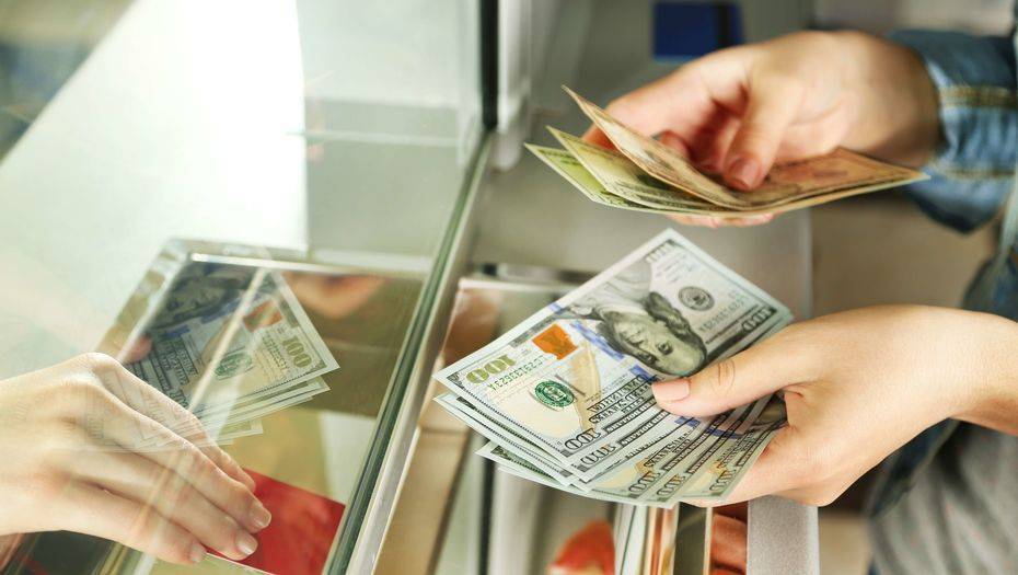 В Казахстане открылись обменные пункты. В Алматы доллары продают по 432 тенге