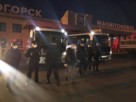 Почти 200 вахтовиков эвакуируют в Челябинскую область, половину — в «Карагайский бор»