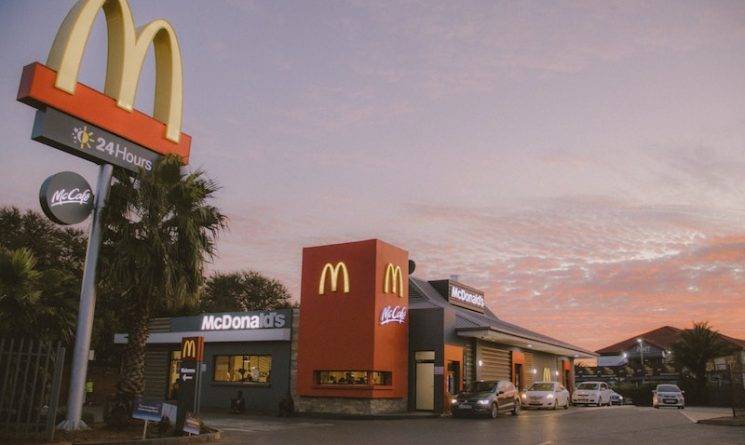 Ничего не подозревающий сотрудник McDonald's принял заказ у грабителя в его кепке и часах