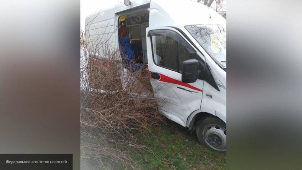 Машина скорой помощи перевернулась при ДТП с участием Honda в Омске