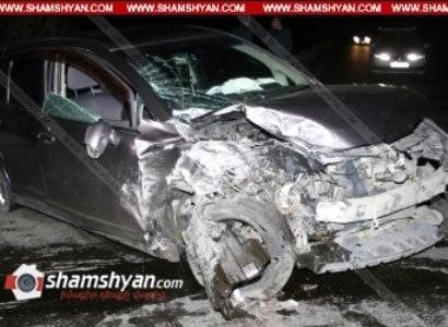 В Ереване 31-летний водитель врезался в стену и частично оказался посреди дороги: есть пострадавшие